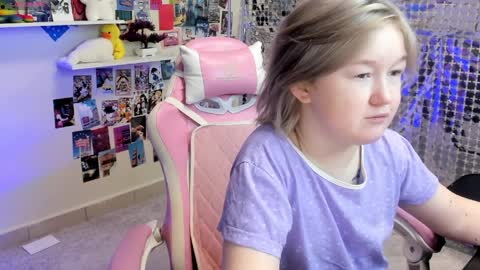 Mia online show from April 3, 2026, 3:04 am