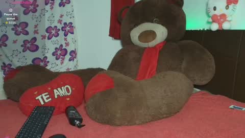 mia_fernand online show from April 28, 2026, 2:27 am