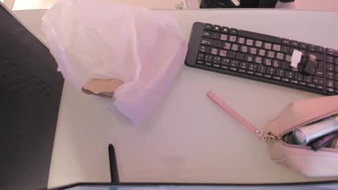    online show from September 27, 2025, 12:10 pm