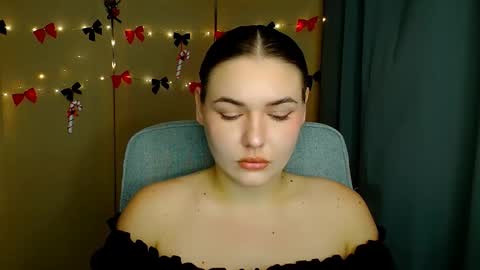 mia_lemm online show from December 3, 2025, 8:34 am