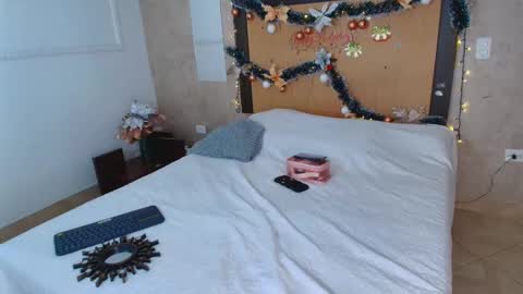 MIALOPEZ      .     Y      .      online show from December 4, 2025, 9:01 pm