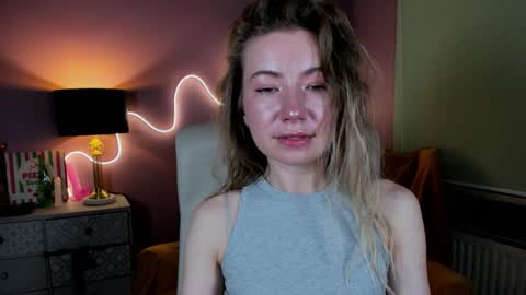 Mia online show from November 9, 2025, 2:59 pm