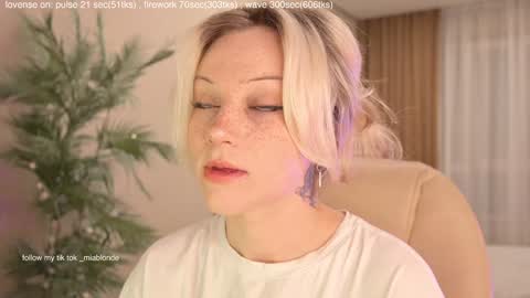 mia_milagros online show from November 12, 2025, 12:55 am
