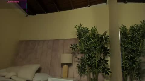 mia_mtnz02 online show from April 17, 2026, 12:35 am