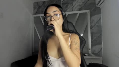 mia_petiteht online show from May 27, 2026, 8:28 pm
