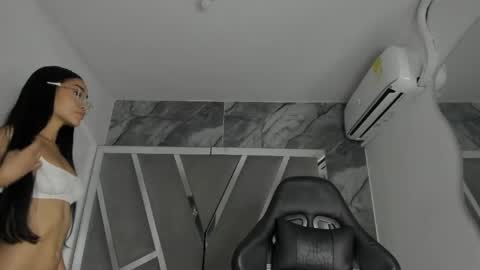mia_petiteht online show from June 6, 2026, 8:57 pm