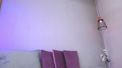 Mia Reeves online show from December 18, 2025, 6:47 pm