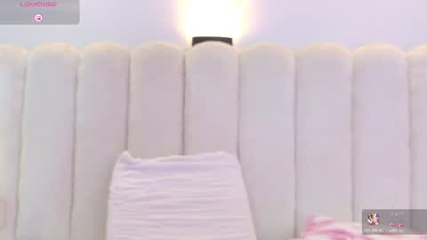 Mia online show from November 19, 2025, 12:27 pm