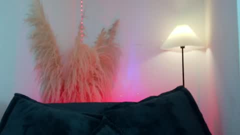 Mia online show from April 16, 2026, 7:58 pm