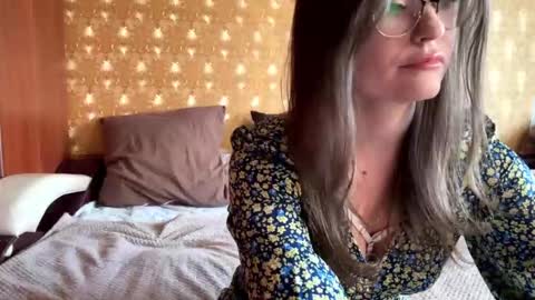 Mia online show from November 9, 2025, 6:12 am