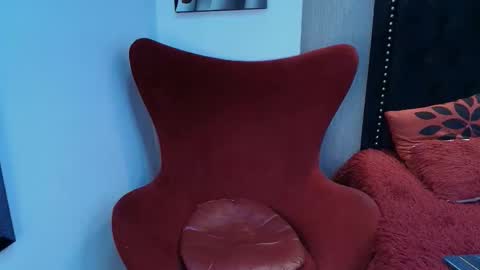 Mia online show from December 16, 2025, 5:12 am