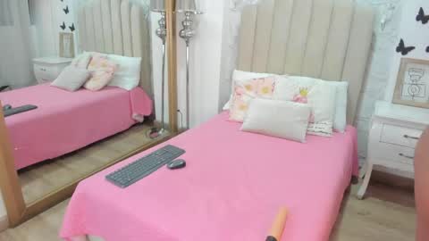 mia_tentacion__ online show from May 4, 2026, 3:46 am