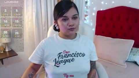 Snapshot of mia_traveluxe chatting on September 10, 2025, 2:33 am Mia  online show from September 10, 2025, 2:33 am