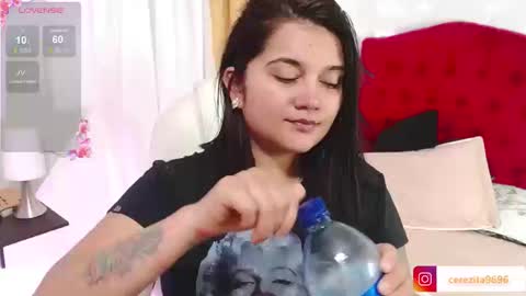 Snapshot of mia_traveluxe chatting on September 23, 2025, 2:03 am Mia  online show from September 23, 2025, 2:03 am