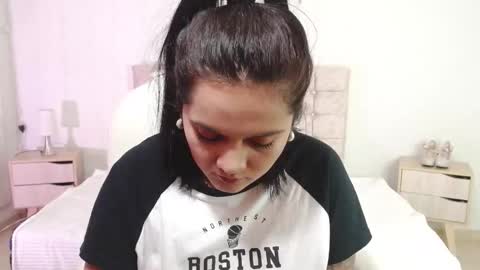 Snapshot of mia_traveluxe chatting on October 15, 2025, 4:01 am Mia  online show from October 15, 2025, 4:01 am