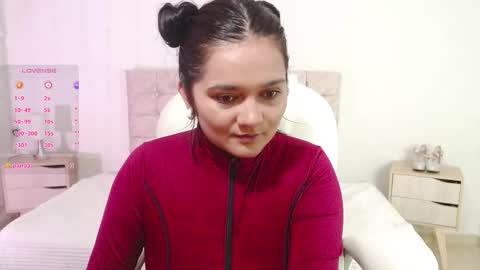 Snapshot of mia_traveluxe chatting on October 18, 2025, 12:35 am Mia  online show from October 18, 2025, 12:35 am