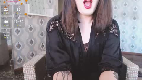 mia_wallase online show from November 26, 2025, 8:04 am