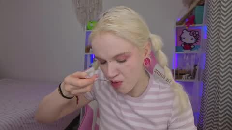 Mia online show from April 12, 2026, 3:22 am