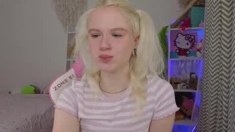 Mia online show from April 19, 2026, 3:28 am