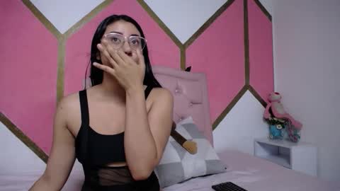 Mia online show from December 3, 2025, 11:52 am