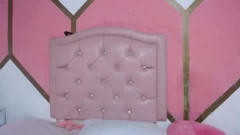 Mia online show from January 5, 2026, 5:27 pm