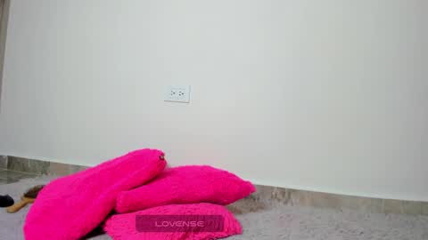 MIA INDEPENDENT MODEL  online show from January 6, 2025, 8:46 am