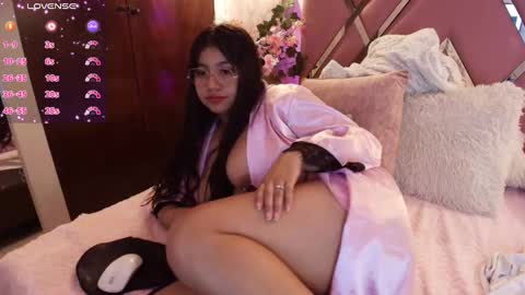 miaa_smiith1 online show from February 15, 2025, 3:17 pm