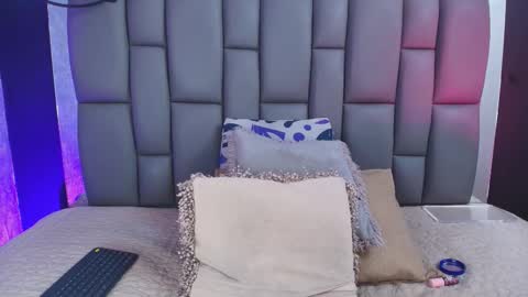 Mia online show from September 9, 2025, 12:05 pm