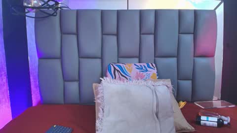 Mia online show from September 11, 2025, 12:05 pm