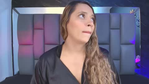 Mia online show from September 25, 2025, 12:09 pm