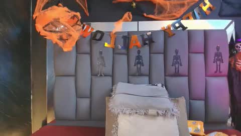 Mia online show from October 22, 2025, 12:05 pm