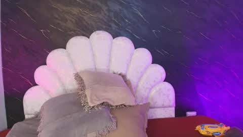 Mia online show from March 25, 2026, 12:11 pm