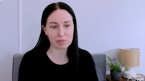 Mia online show from April 8, 2026, 3:23 pm