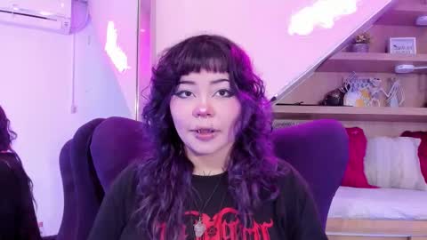 Mia online show from November 5, 2025, 4:01 am