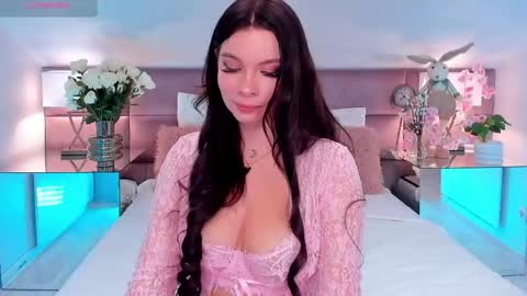 Mia online show from April 15, 2026, 12:34 pm