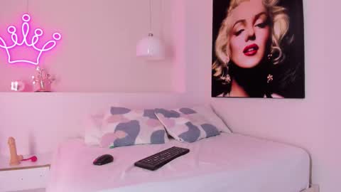 Mia online show from November 27, 2025, 11:45 am