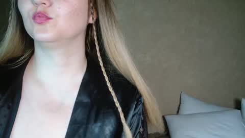 Snapshot of miafoxisja chatting on September 19, 2025, 2:07 pm MiaFoxisJa online show from September 19, 2025, 2:07 pm