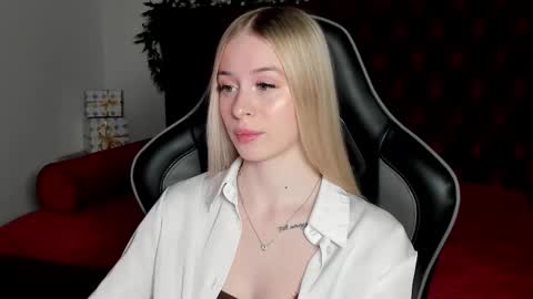 Mia online show from December 15, 2025, 5:39 pm