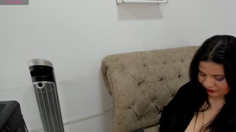 Snapshot of miah_bigboobs chatting on January 18, 2025, 11:54 am Miah Collins online show from January 18, 2025, 11:54 am