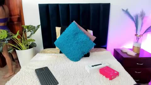 miahertz online show from October 12, 2025, 5:01 pm