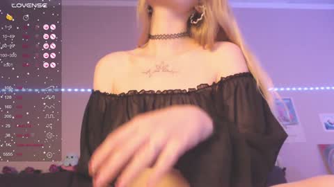 Snapshot of miamiameow chatting on December 8, 2024, 1:36 pm Mia online show from December 8, 2024, 1:36 pm