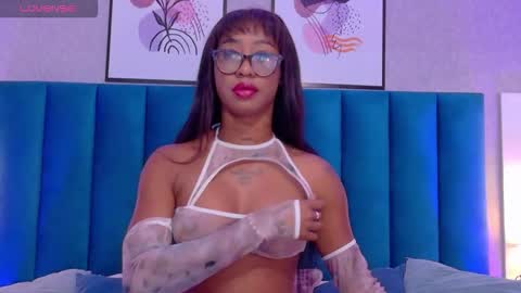 Mia  online show from November 3, 2025, 12:17 pm