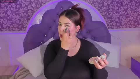 Mia   -5 7001400 Follow  online show from November 19, 2025, 1:55 pm