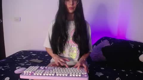 Snapshot of miamoon_ chatting on October 1, 2025, 3:45 am Mia online show from October 1, 2025, 3:45 am