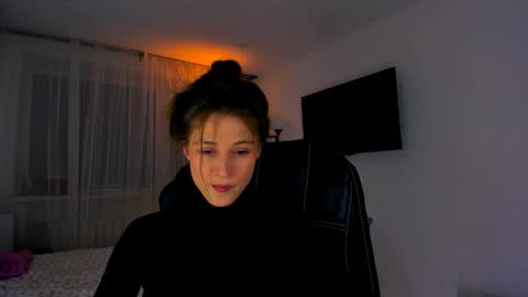 Mia online show from April 6, 2026, 7:04 pm