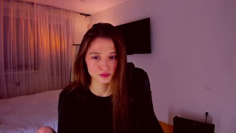 Mia online show from April 16, 2026, 7:36 pm