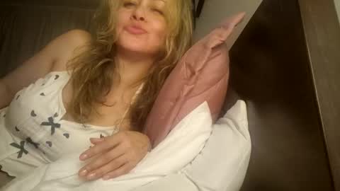 miasiren online show from October 12, 2025, 6:01 am