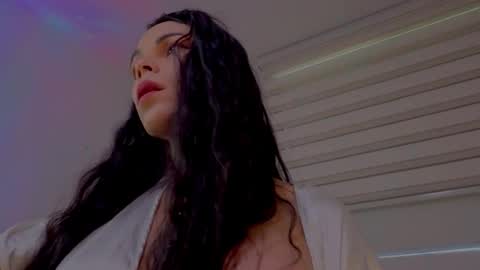 Mia online show from September 26, 2025, 4:22 pm