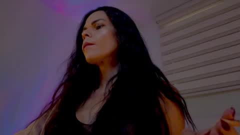 Mia online show from September 30, 2025, 3:17 pm