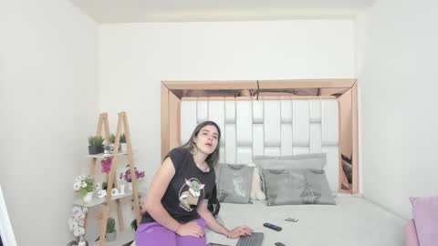 Mia Villalobos online show from September 15, 2025, 11:54 am